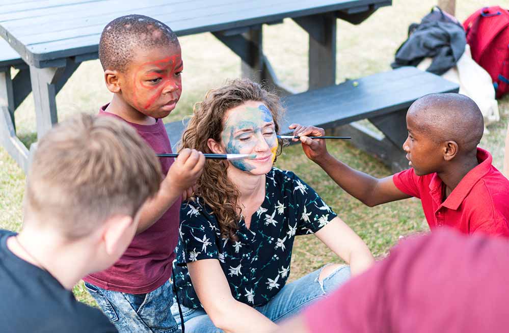 Kinderschminken umgedreht: Der gemeinsame Tag mit Kindern des Waisenheims Don Bosco auf einem Bauernhof in Südafrika bleibt den Dortmunder Studierenden noch lange in Erinnerung.