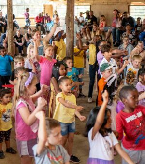 Mit Kindern des Waisenheims Don Bosco besuchten die Studierenden der FH Dortmund einen Erlebnis-Bauernhof. 