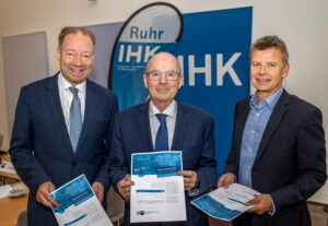 (v.l.): Stefan Schreiber, Hauptgeschäftsführer IHK zu Dortmund, Heinz-Herbert Dustmann, Präsident IHK zu Dortmund, sowie Michael Bergmann, Hauptgeschäftsführer IHK Mittleres Ruhrgebiet (Bochum).