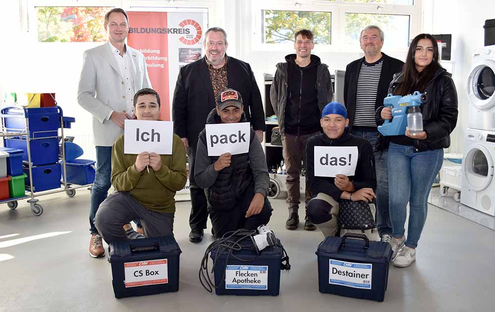 Engagement für den Weg in die Ausbildung: (v.l. oben) Martin Rostowski, stellvertretender Geschäftsführer des BKH, Schulleiter Bernd Bruns, Klassenlehrer Sascha Wittenberg, Schulsozialarbeiter Roman Panitz zusammen mit Schülerinnen und Schülern (v.l.) Josimar Sardar Khaloshero, Demir Emin Salihu, David Nölle und Yaren Durum in der Ausbildungsstätte der Gebäudereiniger.