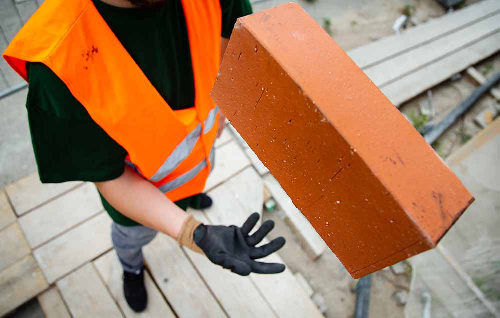 Nach Angaben der Arbeitsagentur gibt es in Dortmund aktuell rund 13.200 Auszubildende – 242 von ihnen lernen in der Baubranche.