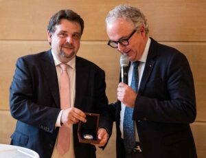 Der Europaabgeordnete Dennis Radtke überreichte die Medaille an Klaus Wegener.