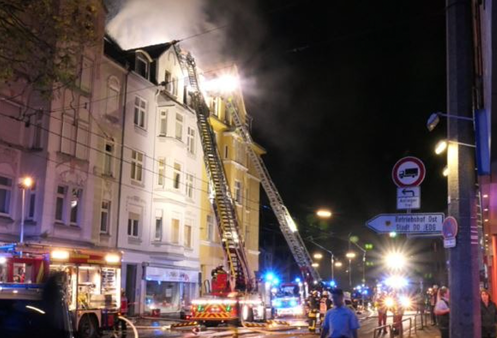 Während des Einsatzes war der Körner Hellweg komplett gesperrt. Die Feuerwehr war mit über 50 Einsatzkräften vor Ort.