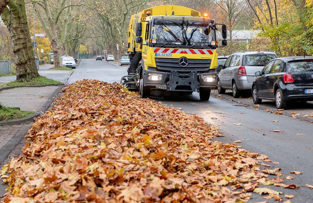 In der Laubzeit werden rund 260 Mitarbeiter:innen der Straßenreinigung eingesetzt.