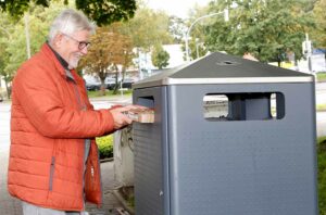 Die Öffnungen zum Einwurf des Abfalls sind 40 cm breit und 13 cm hoch, so dass auch größere Abfälle, wie Pappverpackungen, ohne Probleme eingeworfen werden können.