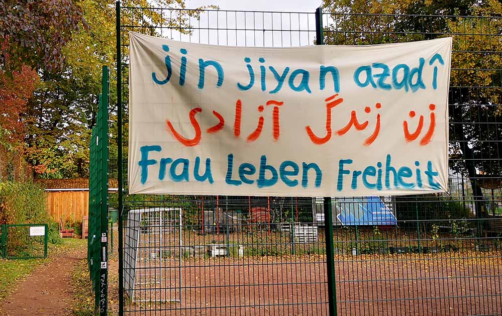 Der Ruf von „Jin, Jiyan, Azadi“ (Frauen, Leben, Freiheit) gehört zu den Parolen, sowohl im Iran als auch in den Protesten außerhalb des Landes.