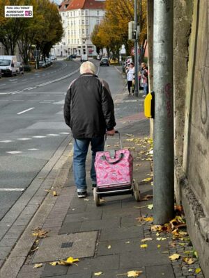 Die Bürgersteige - insbesondere auf der Nordseite - sind viel zu schmal. Radwege fehlen ganz.