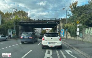 Die Bahnbrücke sorgt für ein Nadelöhr - der motorisierte Verkehr genießt hier absoluten Vorrang.