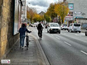 Bislang gibt es auf der Borsigstraße im Bereich der Brücke keine Radwege.