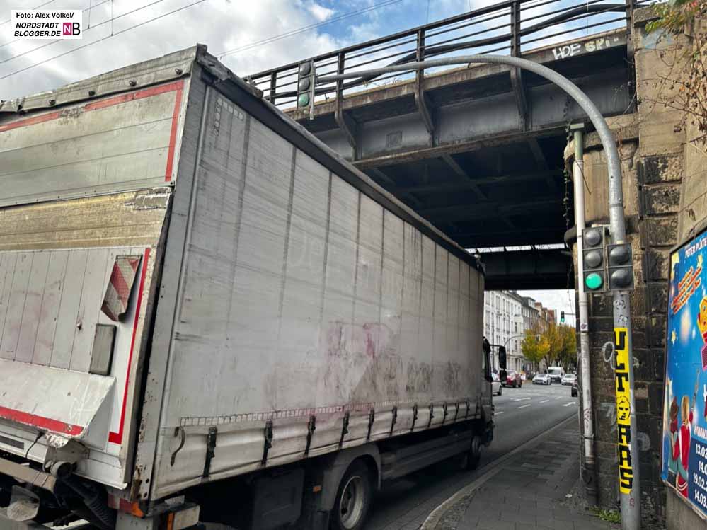 Die Bahnbrücke sorgt für ein Nadelöhr - der motorisierte Verkehr genießt hier absoluten Vorrang.