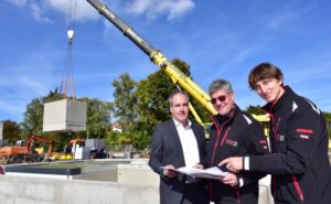 DSW21-Betriebsleiter Ralf Habbes, Gebäudemanager Bernd Zöller und Projektleiter Karl Naundorf (v.l.n.r.) bei der Anlieferung der Trafostation am Betriebshof Brünninghausen.