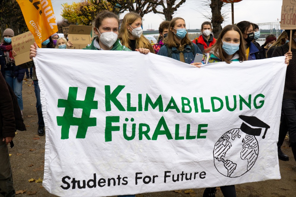 mit zahlreichen Bildungsveranstaltungen zu Klimagerechtigkeit, Energie und Klimakonferenzen zeigen Studierende der Fridays for Future Bewegung deutschlandweit vom 7. bis 11. November, wie zukünftige Klimabildung in der Bundesrepublik aussehen soll.