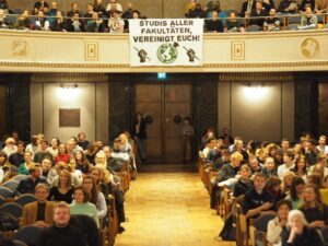 mit zahlreichen Bildungsveranstaltungen zu Klimagerechtigkeit, Energie und Klimakonferenzen zeigen Studierende der Fridays for Future Bewegung deutschlandweit vom 7. bis 11. November, wie zukünftige Klimabildung in der Bundesrepublik aussehen soll.