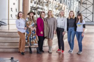 Die Künstlerinnen Simona, Hilmenna, Museumsleiterin Dr. Anne Kugler-Mühlhofer, Olena Ukraintseva, Ivetta Becker, die wissenschaftliche Volontärin Katharina Saprygin und Organisatorin Margarita Grinko in der Maschinenhalle der Zeche Zollern.