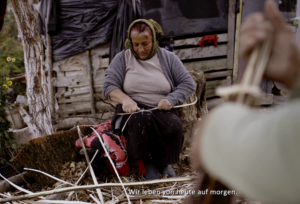 Der Filmemacher Andrei Schwartz begleitet in seinem Dokumentarfilm „Europa Passage“ über einen Zeitraum von fünf Jahren das Leben einer Gruppe von Roma, die dauerhaft zwischen Hamburg und ihrem rumänischen Heimatdorf Namaiesti pendeln.