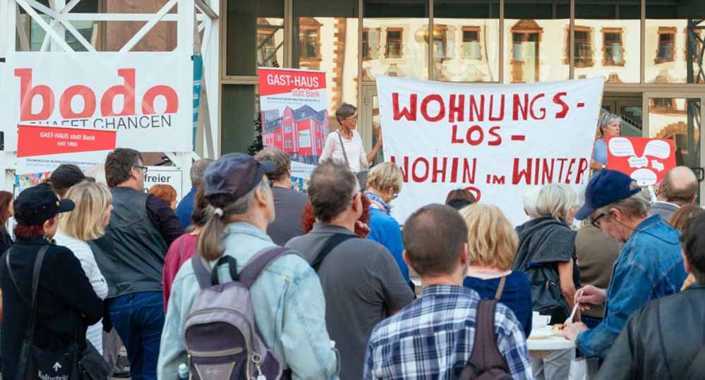 Kana, Gast-Haus, Team Herzensbus und bodo laden am Tag der Armut auf den Friedensplatz.