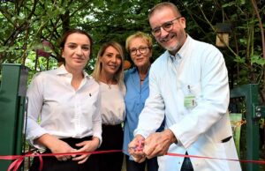 Symbolische Eröffnung: (v.l.): Vula Tsakiri Gamze Ciplak, Barbara Drewes (Leitung Fundraising) und Prof. Dr. Dominik Schneider (Direktor der Klinik für Kinder- und Jugendmedizin).