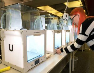 Acht 3D-Drucker stehen bereit, um Formen und Designs der Studierenden zu produzieren.