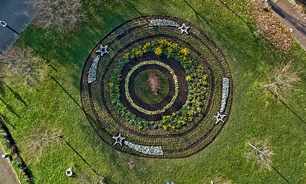 Das neu gestaltete Rundbeet im Stadtgarten aus der Vogelperspektive.