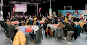 In der Event-Halle der »Stiftung Kinderglück« hat DSW21 die Fördermittel aus dem Projekt #dortMUT vergeben.