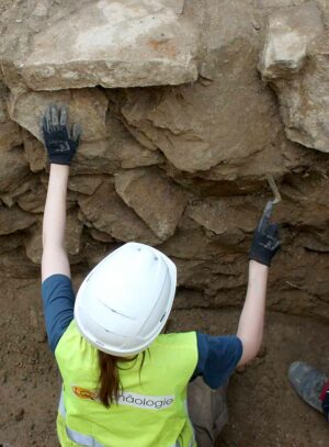 Die Steine der Stadtmauer wurden bei Ausgrabungen am Ostwall Mitte 2021 in Höhe des Baukunstarchivs NRW gefunden.