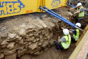 Die Steine der Stadtmauer wurden bei Ausgrabungen am Ostwall Mitte 2021 in Höhe des Baukunstarchivs NRW gefunden.