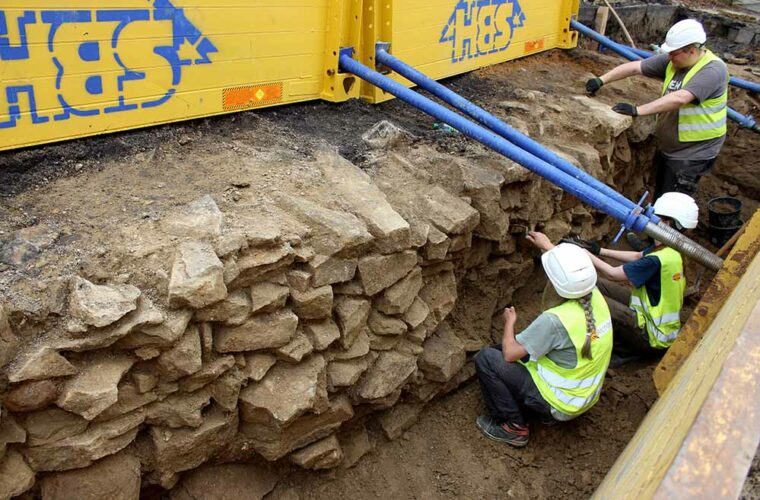 Die Steine der Stadtmauer wurden bei Ausgrabungen am Ostwall Mitte 2021 in Höhe des Baukunstarchivs NRW gefunden.