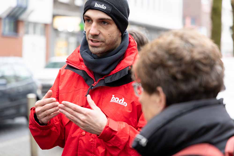 Die Experten, die Teilnehmende auf einen Spaziergang mitnehmen, kennen die Straße als Betroffene von Obdachlosigkeit.