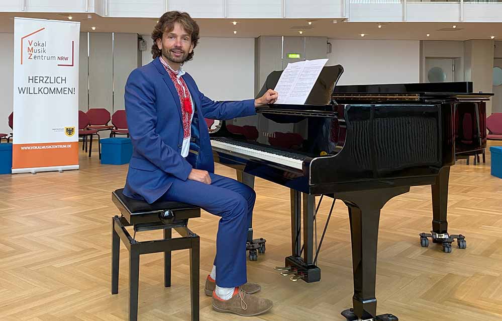 Konstantin Zhuchenko, selbst Deutsch-Ukrainer, Diplom-Musikpädagoge und Lehrer für Gesang, Klavier, Gitarre und Geige, wird den Chor leiten.