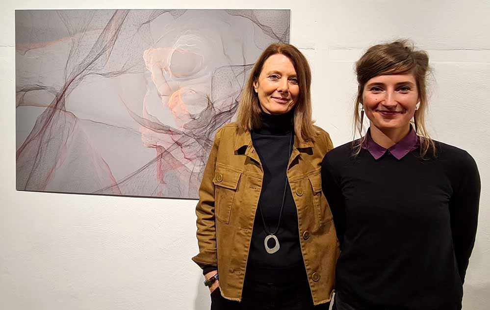 Elke Emmert und Sarah Ruholl bei der Vernissage von VERNETZUNG.