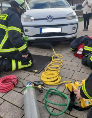 Mit Hebekissen wurde der Wagen angehoben.