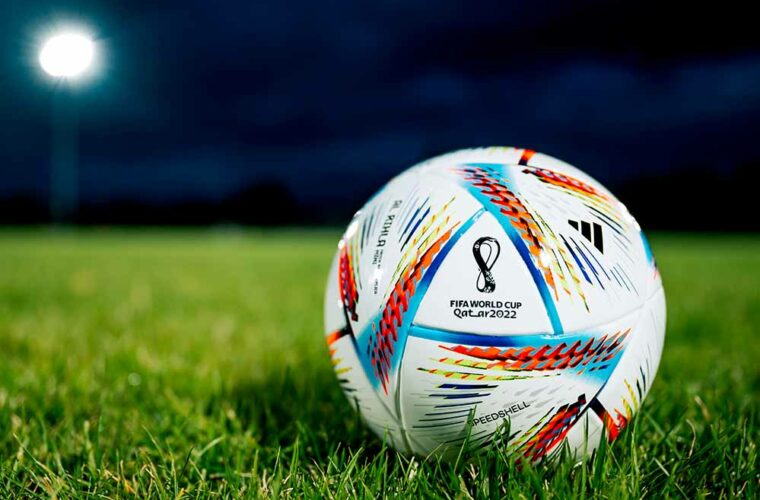 Der offizielle WM-Ball auf dem Rasen - die Verkäufe von Merchandising dürften sich auch in Grenzen halten.