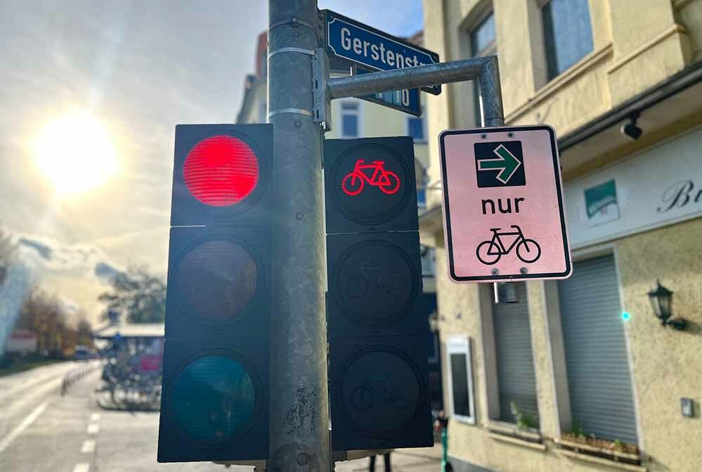 Das Schild ist selbsterklärend: Der bekannte grüne Pfeil auf schwarzem Grund wird durch das Wort „nur“ und ein Fahrradsymbol ergänzt.