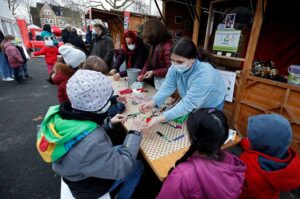 An den Weihnachtsmarkthütten gibt es viele Angebote für Jung und Alt.