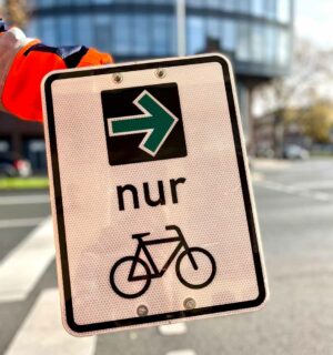 Das Schild ist selbsterklärend: Der bekannte grüne Pfeil auf schwarzem Grund wird durch das Wort „nur“ und ein Fahrradsymbol ergänzt. 