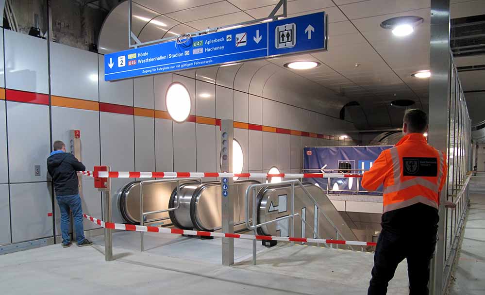 Am Mittwoch, 2. November, wurden die beiden südlichen Zugänge von der Verteilerebene zur Fahrebene der Stadtbahn nach dem Umbau wieder freigegeben.