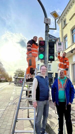  Fabian Menke (l.), Fuß- und Radverkehrsbeauftragter bei der Stadt, und Wolfgang Borbeck, bei der Straßenverkehrsbehörde zuständig für die dauerhafte Verkehrsreglung des Fuß- und Radverkehrs, an der Einmündung Hohe Straße/Gerstenstraße in Richtung Süden. Die Kollegen vom Betrieb haben gerade den ersten Grünfpfeil für den Radverkehr installiert.