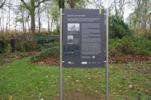 Die erste Infotafel wurde auf dem Ostfriedhof aufgestellt.