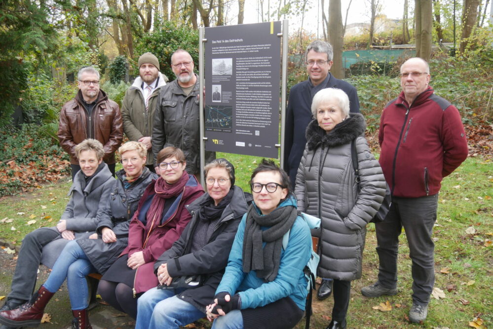 Viele Beteiligte trafen sich beim Aufstellen der ersten Infotafel am Feld 14 des Ostfriedhofs.
