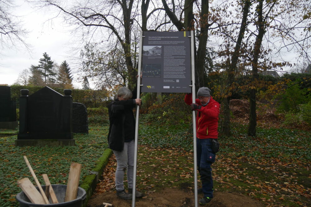 Aufstellen der Infotafel in Aplerbeck (1)