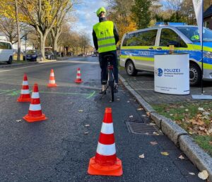 Die Kontrollstelle an der Kreuzstraße befand sich direkt an einem Schulzentrum. Hier wurden auch 1,5 bis 2 Meter Seitenabstand visualisiert.