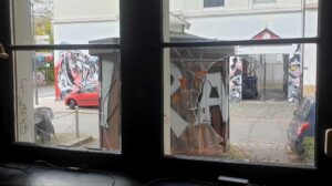Zum wiederholten Mal wurden die Fenster der Musik- und Kulturkneipe im Kreuzviertel zerstört.