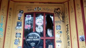 Zum wiederholten Mal wurden die Fenster der Musik- und Kulturkneipe im Kreuzviertel zerstört.