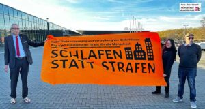 Die Vertreter:innen der Fraktion „Die Fraktion“ von der Partei „Die Partei“ protestierten auch vor der Ratssitzung gegen den Cityring.