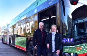 Der erste DSW21-Elektrobus vom Hersteller Solaris auf dem Betriebshof in Brünninghausen zusammen mit Busfahrerin Bettina Brokemper und dem stellvertretenden Bus-Werkstattleiter Karsten Werner.