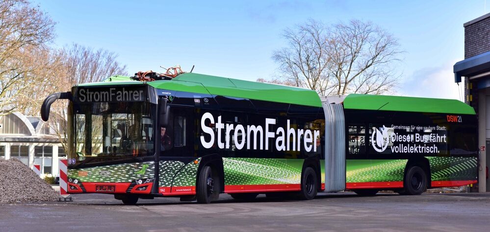 Der nun eingetroffene, elektrisch betriebene Gelenkbus vom polnischen Hersteller Solaris mit einer Mindestreichweite von 200 km und schnellladefähigen Akkus bildet quasi die Vorhut. Weitere 29 Fahrzeuge gleicher Bauart werden in den folgenden Wochen am Betriebshof in Brünninghausen erwartet.