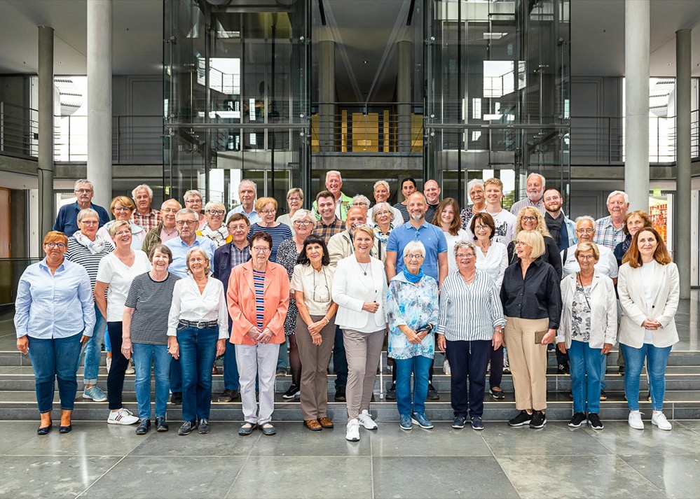 50 Dortmunder*innen fuhren auf Einladung der Bundestagsabgeordneten Sabine Poschmann in die Hauptstadt. Die 3-tägige Informationsfahrt bietet ein abwechslungsreiches Programm: Direkt nach dem Ankommen ging es in den Bundestag zu einem Gespräch mit der Abgeordneten und einer kleinen Führung durchs Haus. In den weiteren Tagen haben die Teilnehmer, die vor allem aus Eving, Scharnhorst und der Nordstadt kommen, die Gedächtniskirche, den Tränenpalast sowie das ehemalige Stasi-Gefängnis in Hohenschönhausen besucht. Darüber hinaus gab es eine Schiffs- und Stadtrundfahrt bei sonnigem Wetter.