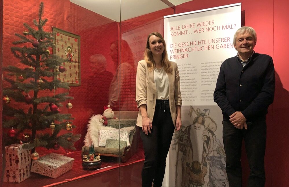 Kuratorin Rabea Kern und Museumsleiter Michael Dückershoff in der Weihnachtsausstellung im Westfälischen Schulmuseum.