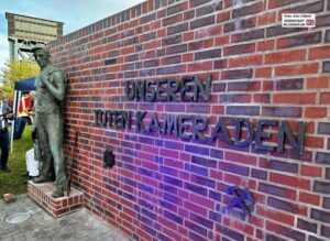 Bildhauer Fritz Petsch gestaltete das Denkmal für die getöteten und verletzten Bergleute.
