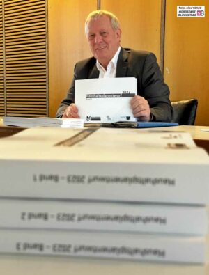 Stadtkämmerer Jörg Stüdemann (SPD) beklagt beim eigenen Haushalt vom Land verordnete „Steuertricksereien“.